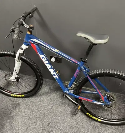 Giant ATX Mountain Bike White & Blue / Frame: 19" / Speed: 24 / Wheels: 26"